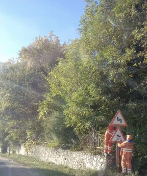 Read more about the article A început montarea indicatoarelor rutiere specifice sezonului de iarnă, în județul Dâmbovița
