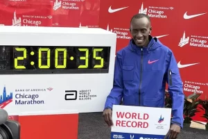 Read more about the article Kenyanul Kelvin Kiptum a doborât recordul mondial la maraton