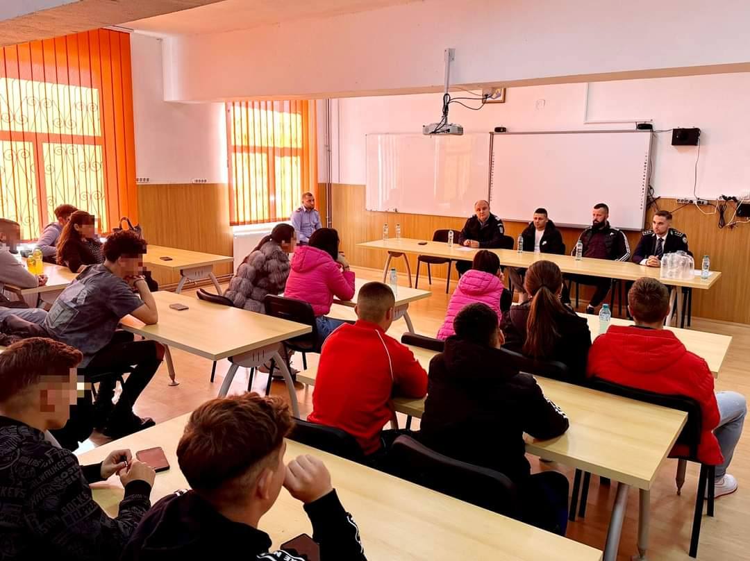You are currently viewing Jandarmii dâmbovițeni și Penitenciarul Găești, parteneri într-o acțiune de prevenire pentru siguranța elevilor