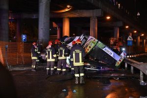 Read more about the article Un autobuz cu turişti a căzut de pe un pod construit peste calea ferată, după care a luat foc, în Italia, lângă Veneția