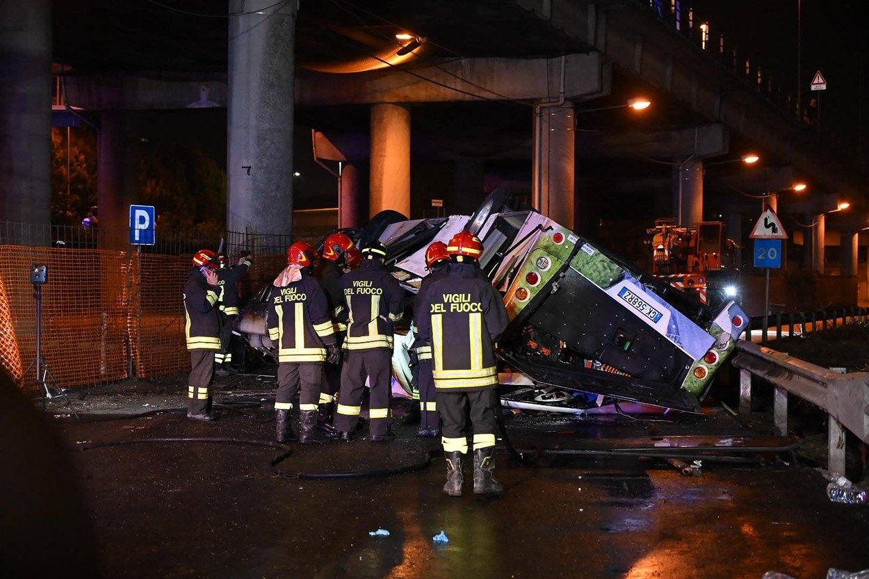 You are currently viewing Un autobuz cu turişti a căzut de pe un pod construit peste calea ferată, după care a luat foc, în Italia, lângă Veneția