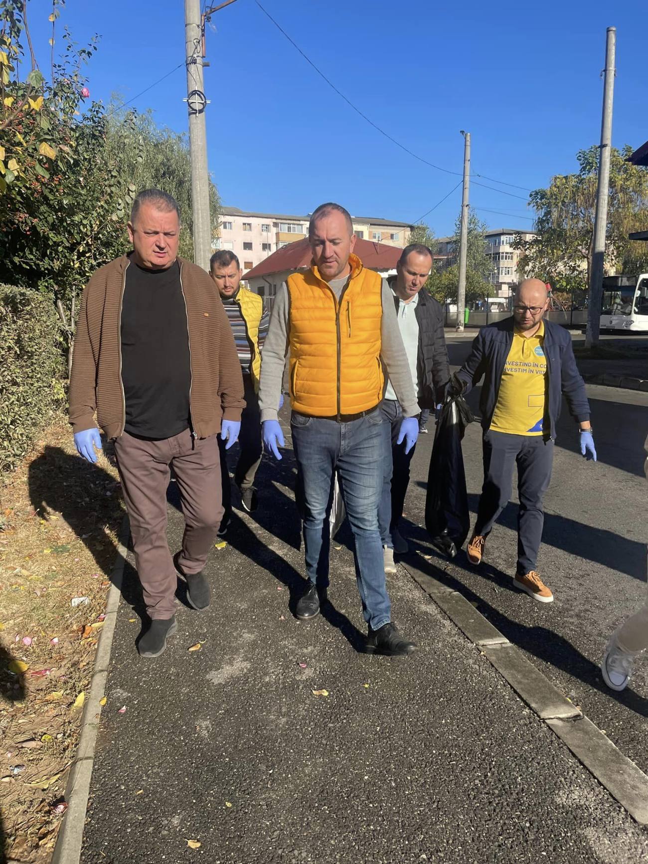 You are currently viewing Liberalii târgovișteni au continuat campania de igienizare a spațiilor verzi din municipiu