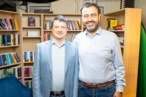 Read more about the article Radu Magdin vine la microfonul Avangardei să ne explice de ce ar trebui ca demnitarii să fie mai aproape de comunitățile dezavantajate și să comunice mai mult cu votanții