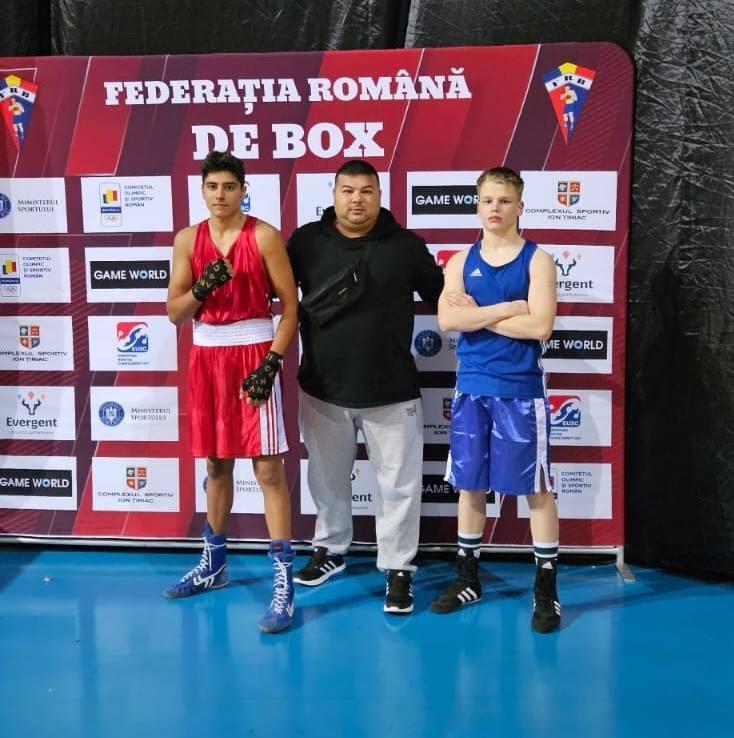 You are currently viewing Doi boxeri de la CS Târgoviște, medaliați cu argint la Campionatul Național pentru cadeți