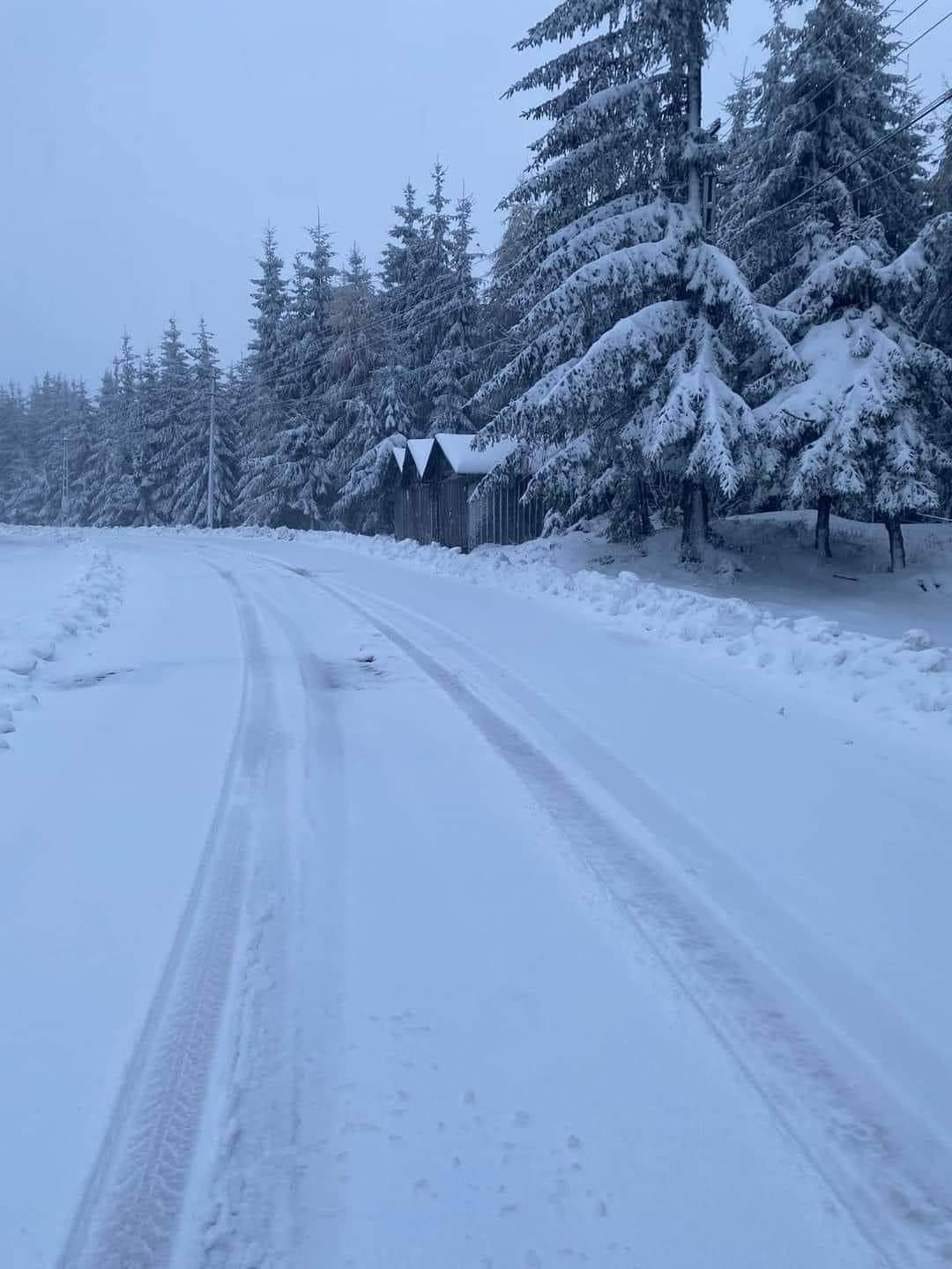 You are currently viewing CNAIR: Atenție, șoferi! Se circulă în condiții de iarnă pe mai multe sectoare de drum din zonele înalte