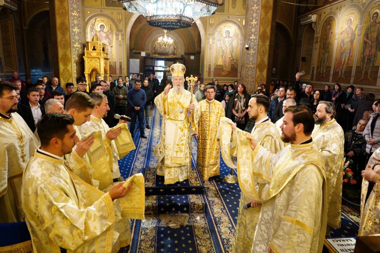 You are currently viewing SLUJIRE ARHIEREASCĂ LA CATEDRALA DIN TÂRGOVIȘTE – MILOSTENIA- CALE SPRE APROFUNDAREA ASEMĂNĂRII CU DUMNEZEU