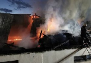 Read more about the article GĂEȘTI: Podul unui bloc a fost cuprins de flăcări. Mai mulți locatari, evacuați!