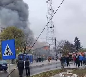 Read more about the article Incendiu puternic la Ciocănești. A ars o hală cu vopseluri!