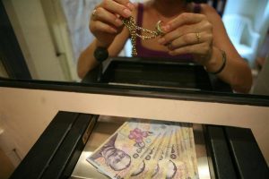 Read more about the article O menajeră din Tărtășești, reținută pentru furtul mai multor bijuterii și obiecte prețioase!