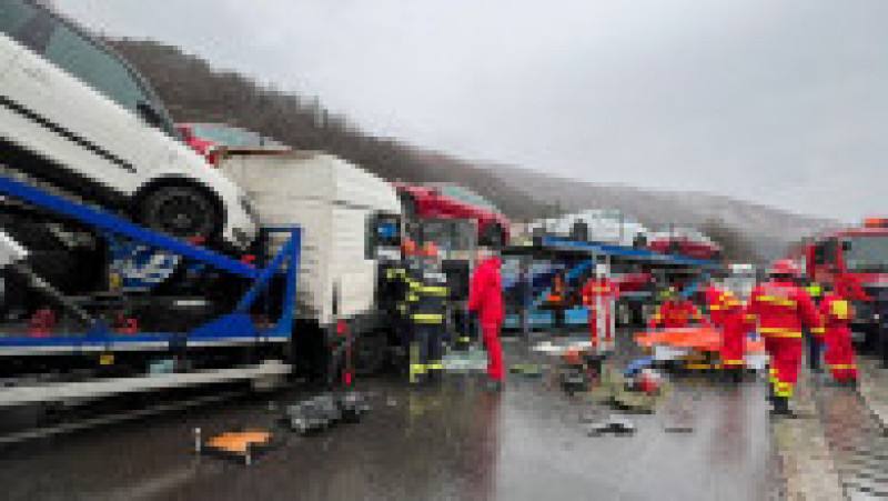 You are currently viewing Platformă încărcată cu mașini Tesla, spulberată pe Valea Oltului de o alta, care transporta autoturisme second hand