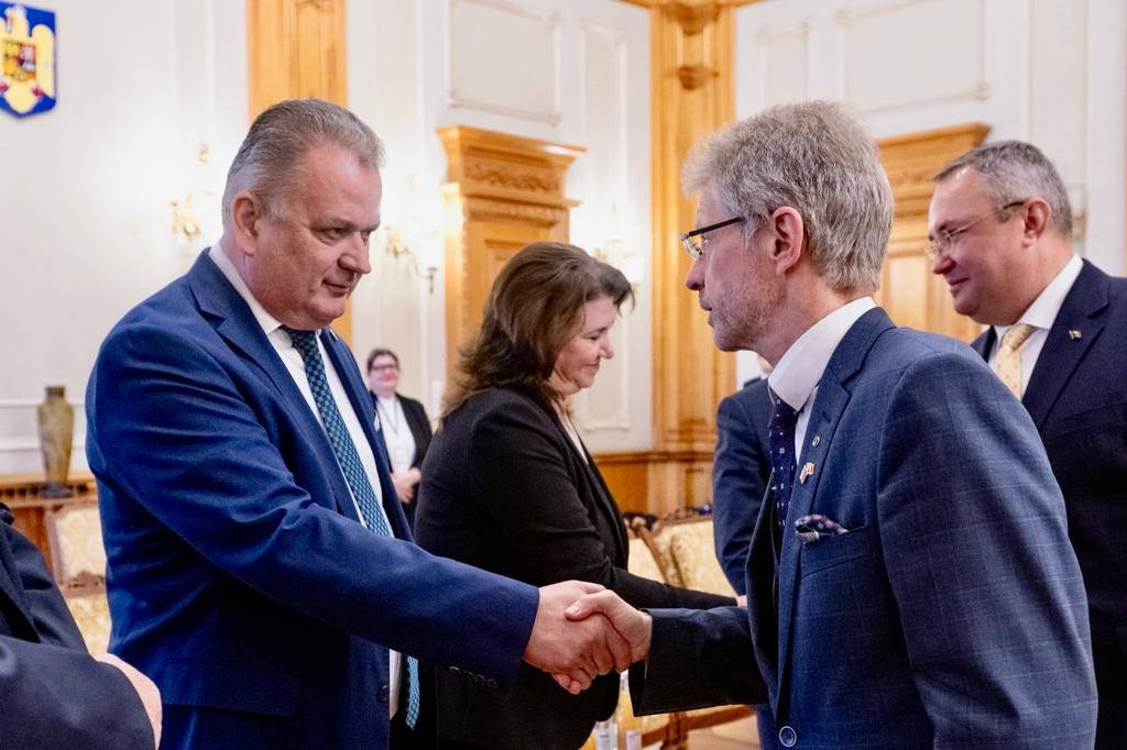 You are currently viewing Vicepreședintele Senatului României, dâmbovițeanul Virgil Guran, a participat la o întâlnire cu Președintele Senatului Cehiei