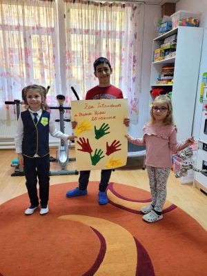 Read more about the article Beneficiarii Centrului de zi pentru copii cu Autism si sindrom Down-Sfanta Maria au marcat Ziua Internațională a Drepturilor Copilului