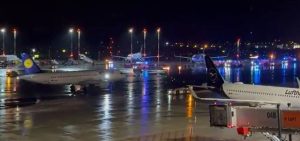 Read more about the article Aeroportul din Hamburg este închis de peste 14 ore din cauza luării unui ostatic