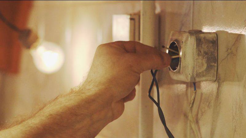 You are currently viewing ISU Dâmbovița: Instalațiile electrice defectuoase sau improvizate pot duce la izbucnirea incendiilor