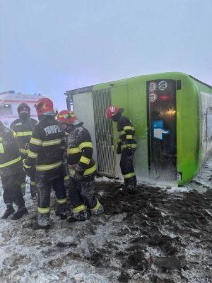 Read more about the article Un autocar cu 40 de persoane s-a răsturnat în zona localităţii Iazu, județul Ialomița