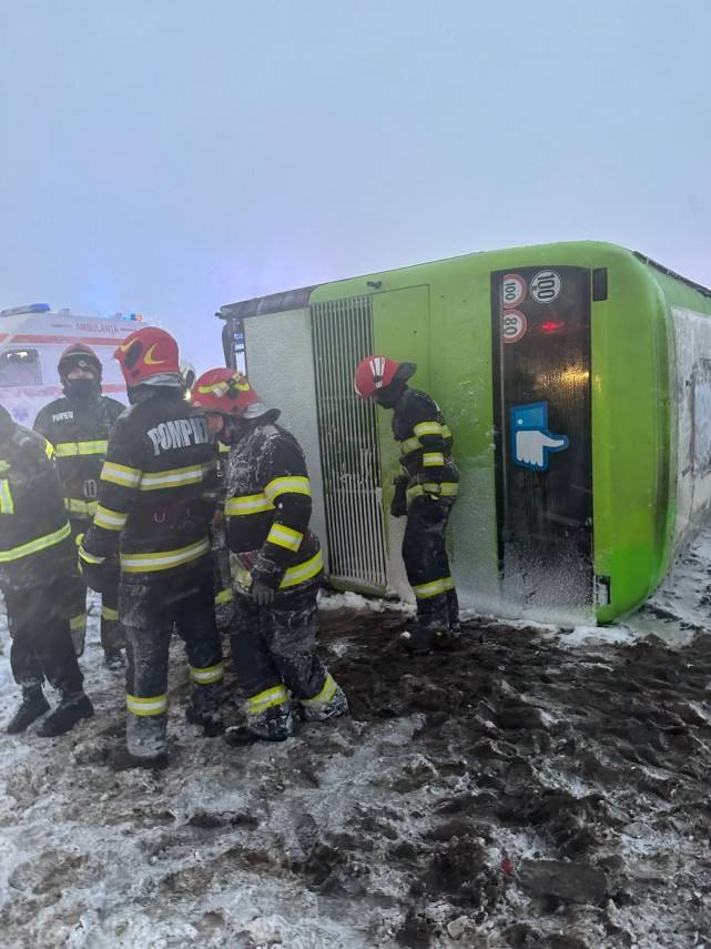 You are currently viewing Un autocar cu 40 de persoane s-a răsturnat în zona localităţii Iazu, județul Ialomița