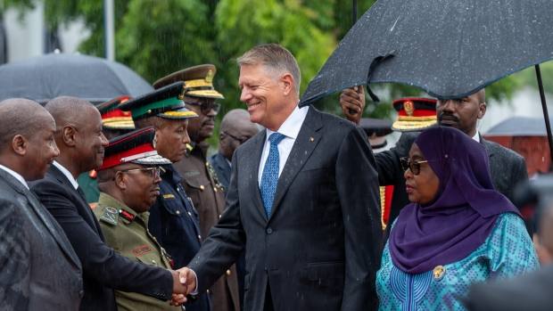 You are currently viewing Klaus Iohannis și-a încheiat vizita în Tanzania și pleacă spre Capul Verde