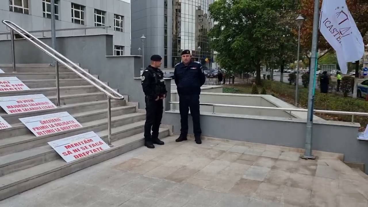 You are currently viewing Aproximativ 250 de grefieri din judetele Prahova, Dambovita si Buzau au protestat, în fata Curtii de Apel Ploiesti
