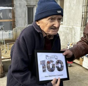 Read more about the article Veteran din Corbii Mari, sărbătorit la împlinirea vârstei de 100 de ani