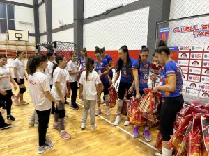 Read more about the article Moș Crăciun a ajuns și la cei mai mici voleibaliști din Dâmbovița! Ajutoarele Moșului au fost jucătoarele de la CSM Târgoviște