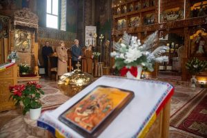 Read more about the article Custodele Coroanei române a  participat la slujba din prima zi de Crăciun, la Săvârșin