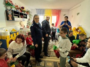 Read more about the article Jandarmii dâmbovițeni, mesagerii lui Moș Crăciun pentru copiii de la Școala Gimnazială Specială Târgovişte