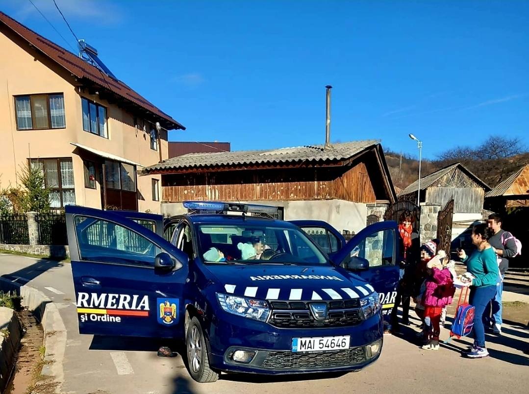 You are currently viewing Jandarmii dâmbovițeni în vizită la Grădinița “Văcărescu Natalia” din Dealu Frumos, în săptămâna „Școala Altfel”