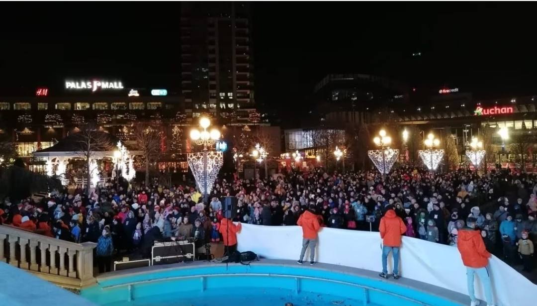 You are currently viewing Record de colindători la Iași: peste 3700 de persoane s-au strâns în centrul orașului și au cântat „O, ce veste minunată!”