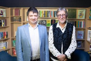 Read more about the article O întâlnire de excepție, cu un mare regizor, astăzi, la podcastul Avangarda