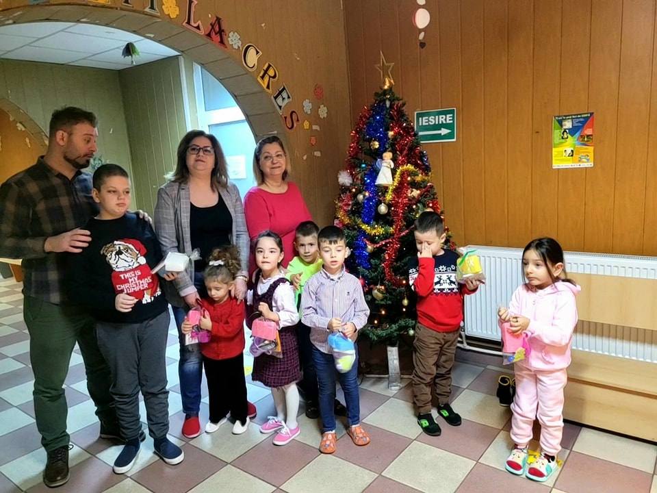 You are currently viewing Moș Nicolae i-a vizitat și pe micuții de la Centrul de zi pentru copii cu autism și sindrom Down ,,Sfânta Maria”