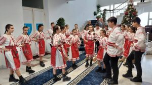 Read more about the article O nouă ediție a evenimentului ”Alaiul colindelor” a debutat, astăzi, la sediul CJD