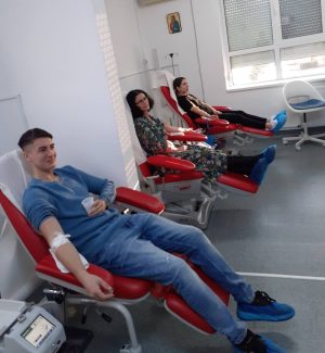Read more about the article Profesori și elevi ai Liceului Ion Heliade Rădulescu din Târgoviște, au donat sânge, în săptămâna altfel