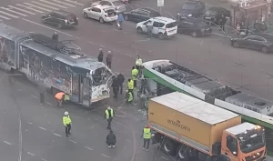 Read more about the article Trei persoane au ajuns la spital, după ce două tramvaie s-au ciocnit frontal în București