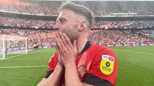 Read more about the article Căpitanul echipei Luton s-a prăbușit pe teren și meciul cu Bournemouth a fost întrerupt