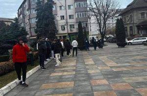 Read more about the article Surprize neplăcute la reunire! Jucătorii Chindiei au mers în fața Primăriei Târgoviște pentru a-și cere restanțele financiare