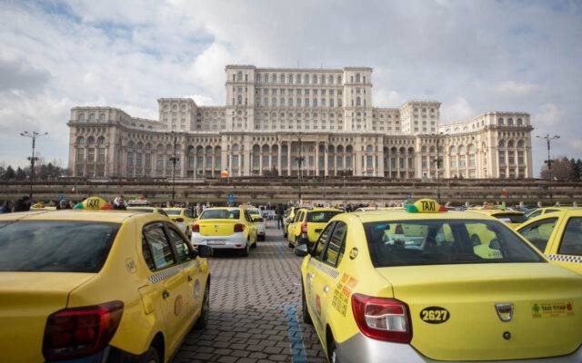 You are currently viewing Taximetriștii au protestat astăzi în fața Parlamentului