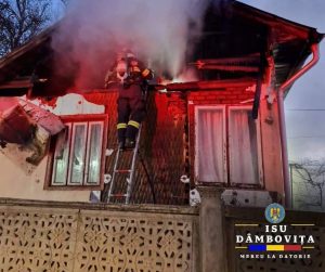 Read more about the article Incendiu puternic la o casă din Râul Alb. Pompierii au intervenit!