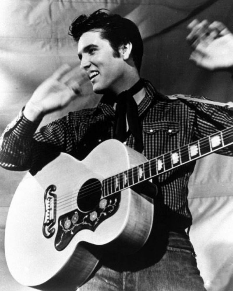 You are currently viewing Elvis Presley va fi adus la viaţă cu ajutorul inteligenţei artificiale, într-o serie de concerte