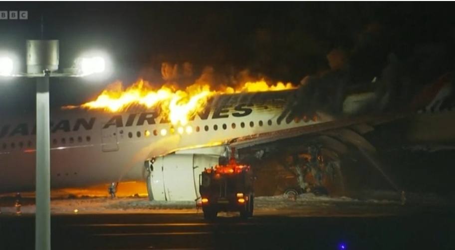 You are currently viewing Un avion de pasageri a luat foc, înainte de a ateriza pe un aeroport din Tokyo