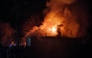 Read more about the article Incendiu la o casă din strada Flacăra – Moreni. Pompierii au intervenit!