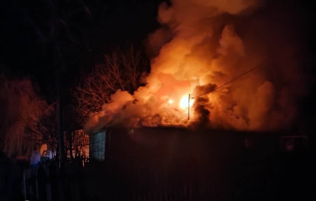 You are currently viewing Incendiu la o casă din strada Flacăra – Moreni. Pompierii au intervenit!
