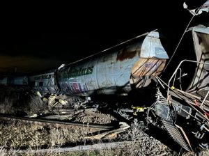 Read more about the article Un tren privat de marfă a deraiat și două vagoane sunt răsturnate pe calea ferată, lângă Craiova