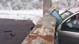 Read more about the article O femeie a murit după ce un limitator de înălțime a căzut peste mașina cu care se deplasa, în județul Olt