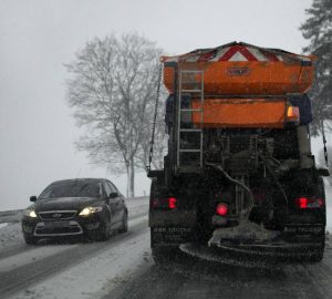 Read more about the article VIDEO: Drumarii acționează cu material antiderapant, în județul Dâmbovița