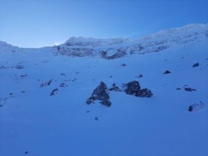 Read more about the article Risc de avalanșe pe pantele înclinate ale Bucegilor