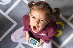 Read more about the article CJRAE Dâmbovița: Astăzi se desfășoară o tragedie tăcută în casele noastre, care-i implică pe copiii noștri