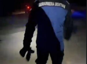 Read more about the article Trei turiști înzăpeziți cu mașina, la Piatra Arsă, au fost ajutați de jandarmii dâmbovițeni