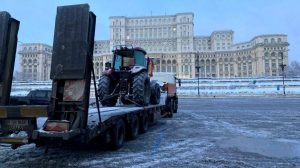 Read more about the article Protest cu un singur tractor în Piaţa Constituţiei. Fermierii și transportatorii nu au vrut să intre în jocul politic al lui Șoșoacă