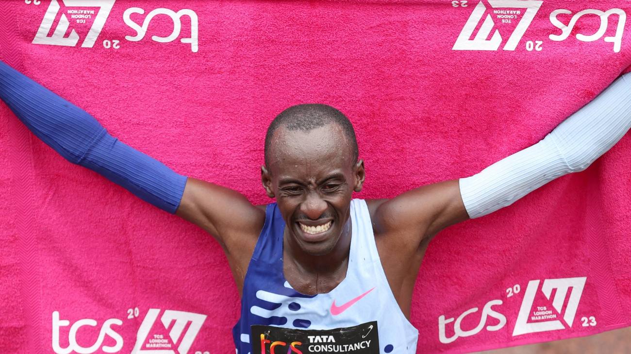 You are currently viewing Kelvin Kiptum, deținătorul recordului mondial de maraton, a murit în accident de mașină