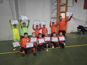 Read more about the article Finaliști la Liga de Campioni! Performanță remarcabilă pentru puștii de la Golden Dribling Pucioasa la turneul găzduit de orașul Comarnic